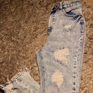 Distressed skinny jeans